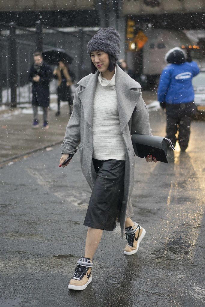 Eva Chen, look, hiver, manteau, gris, sneakers, tuque, street style