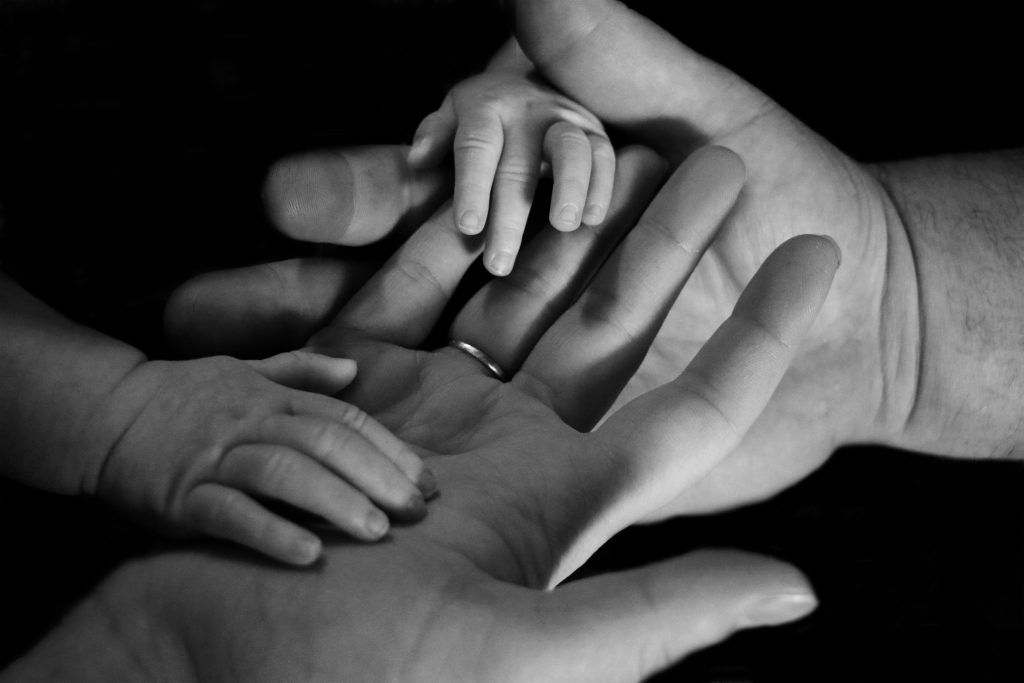 mains enfants parents famille