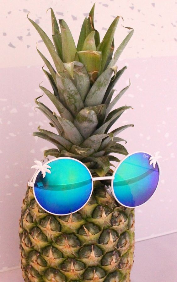 Ananas et lunettes soleil