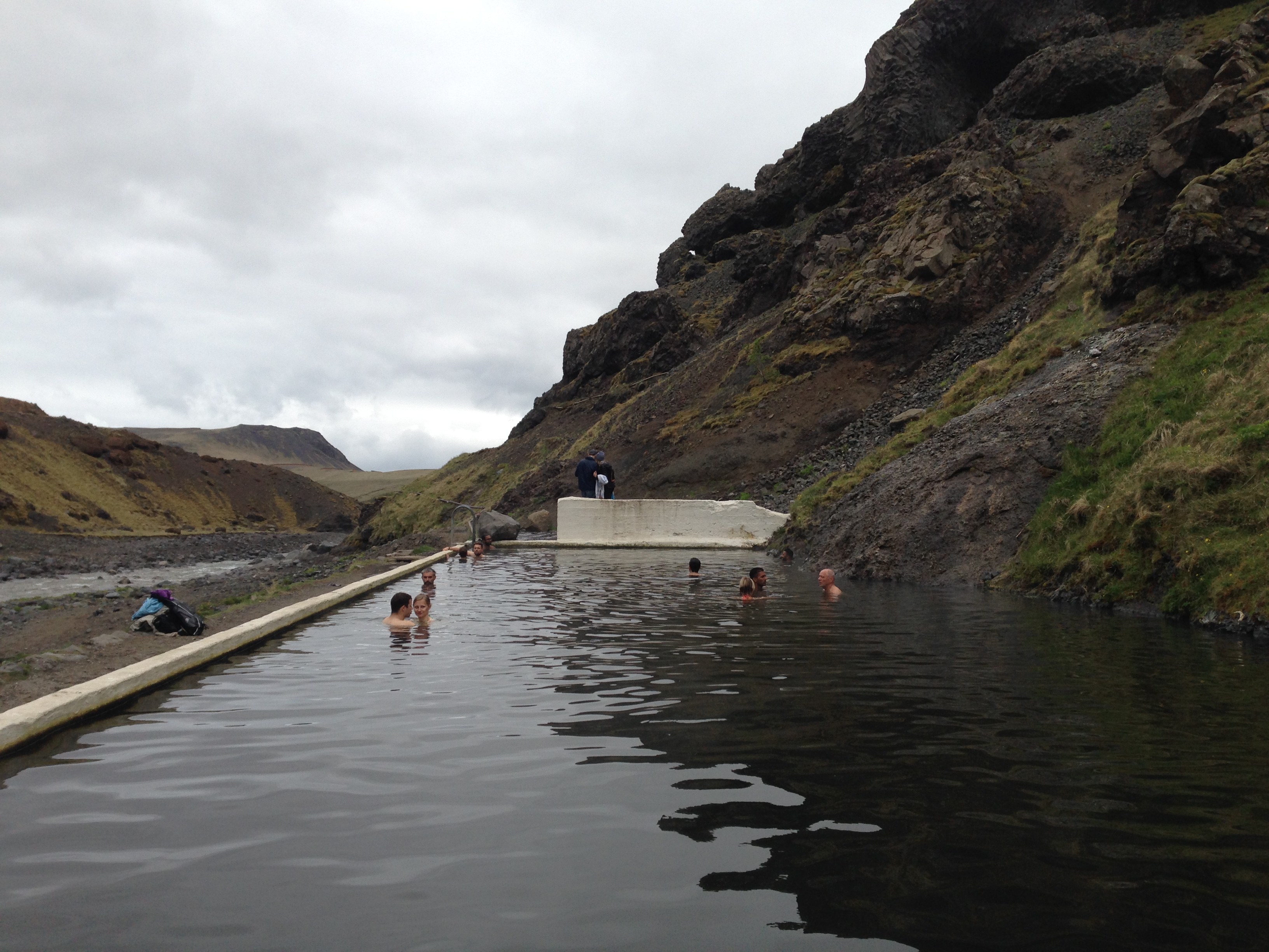 Seljavallalaug Islande piscine montagne paysage