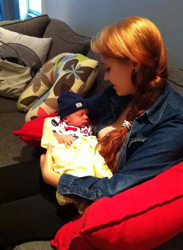 Femme avec bébé dans ses bras, rousse, enfant, photo maison