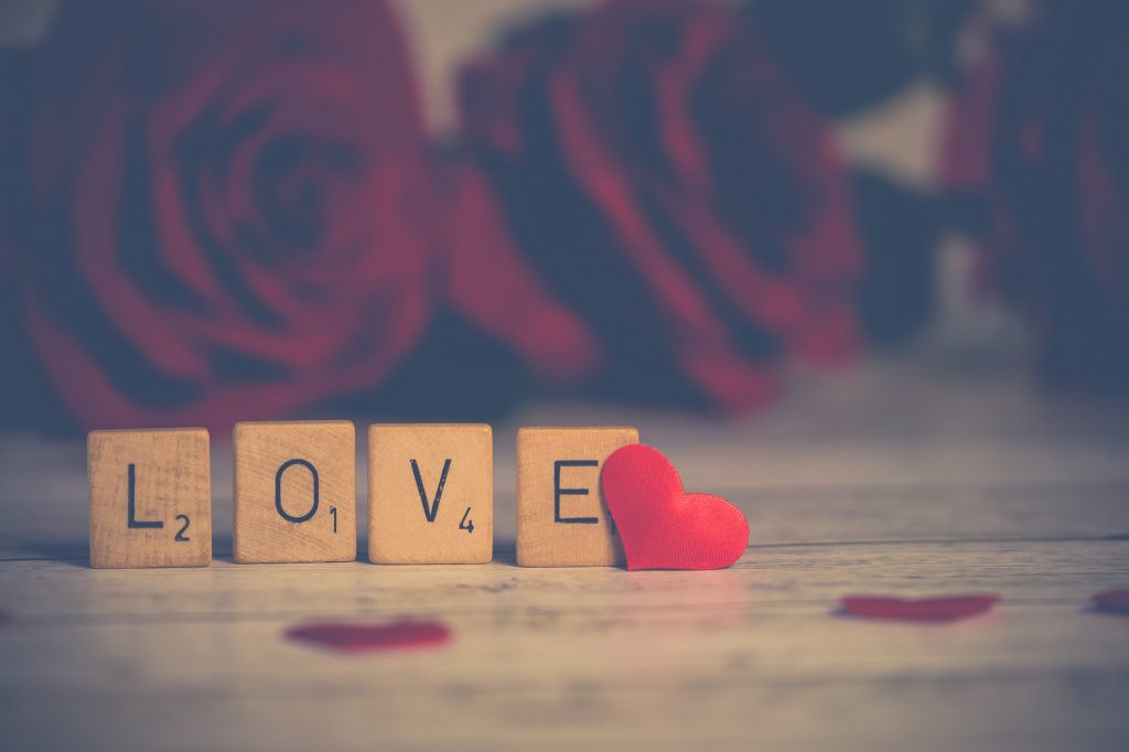 Love, lettre scrabble, rose en fond, coeur, amour