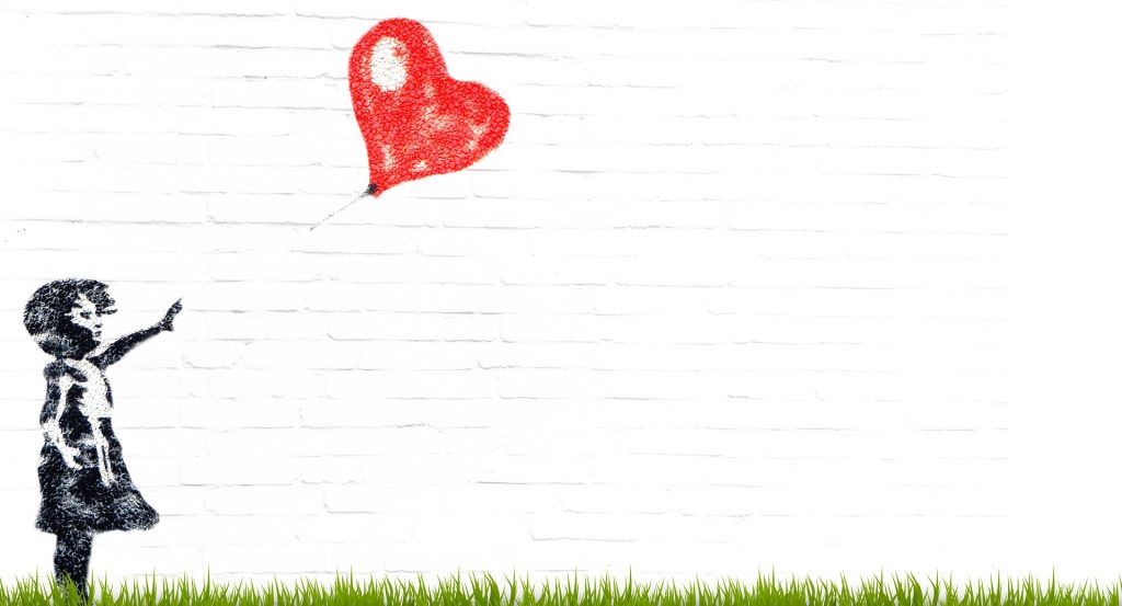 Graffiti, mur blanc, ballon de coeur, fillette, gazon