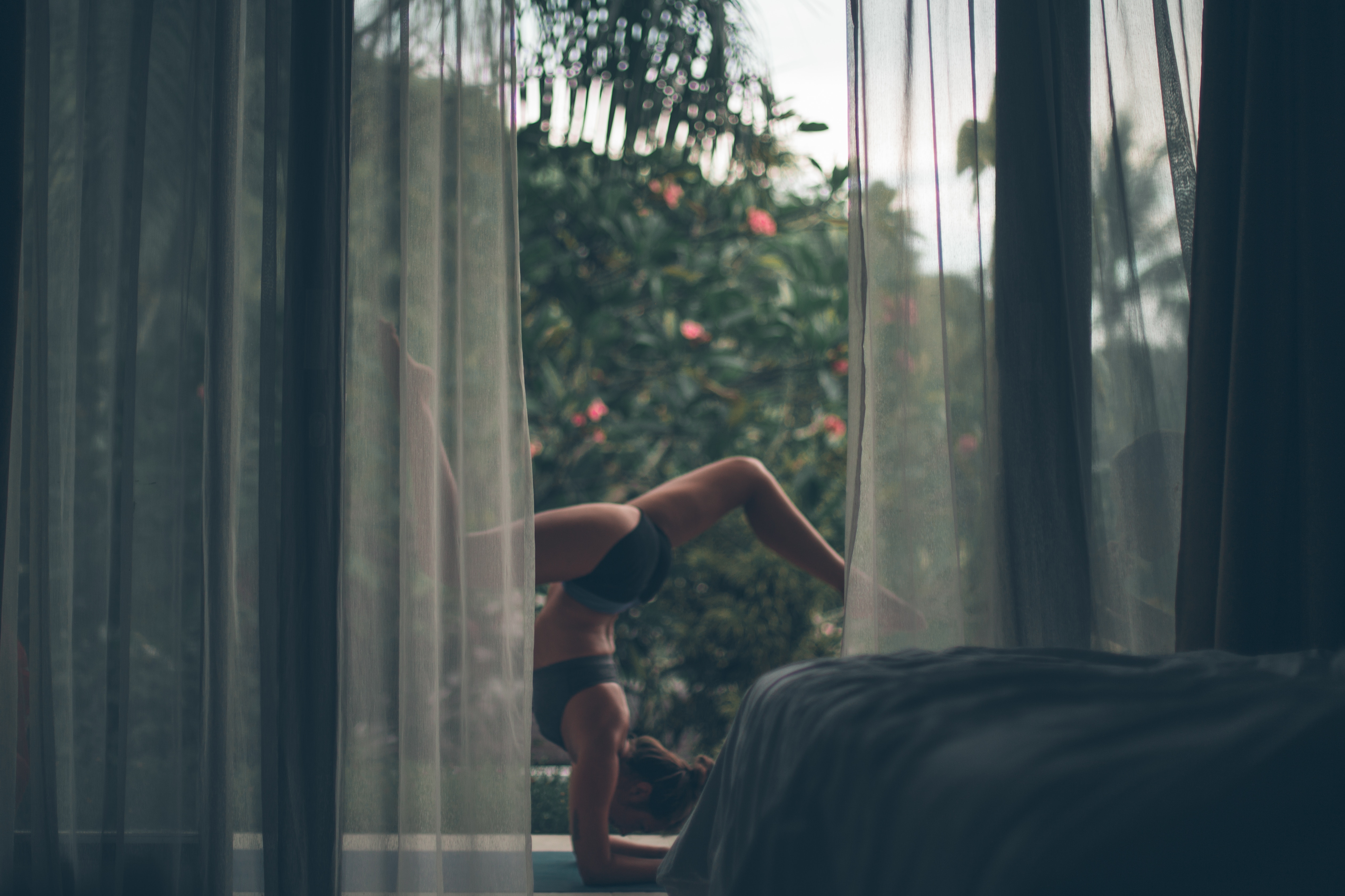 femme faisant du yoga dehors, photo à travers la fenêtre, nuageux