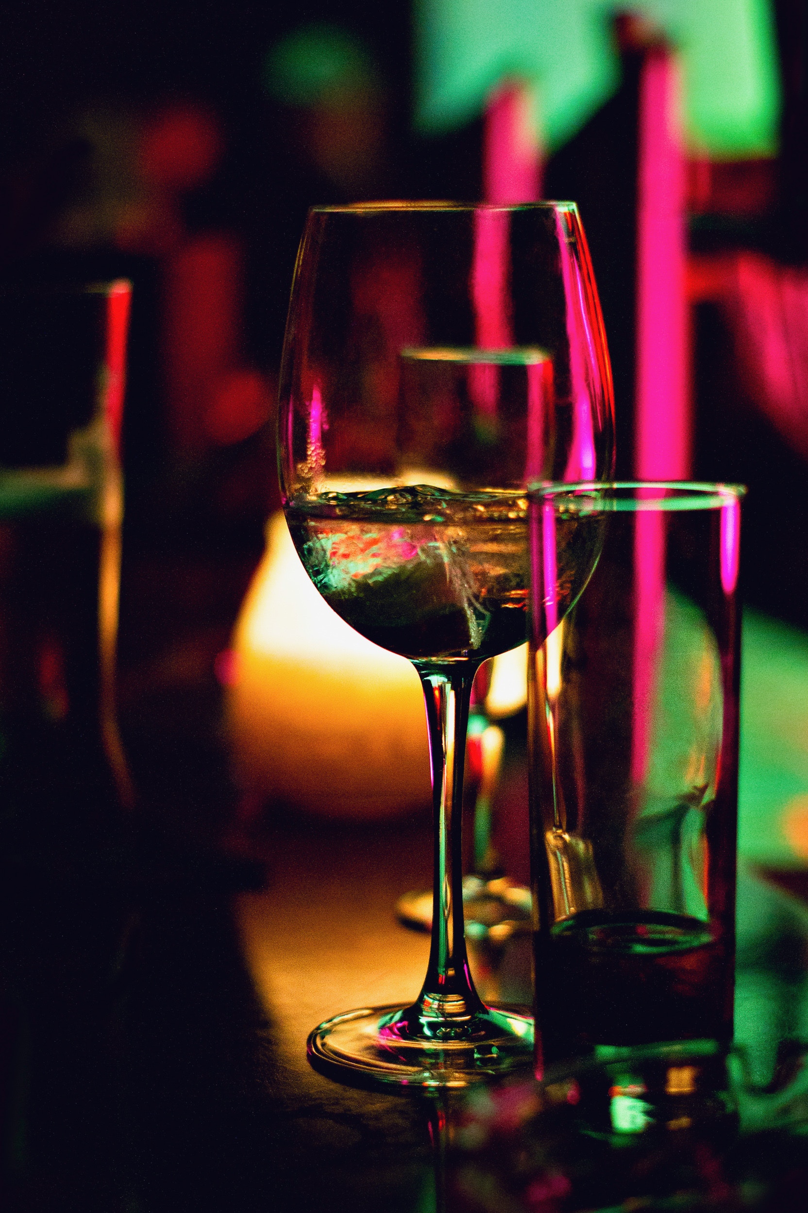 verre de vin, verre d'alcool, au bar, éclairage sombre