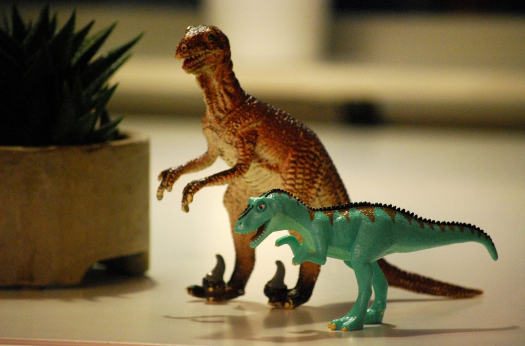 deux jouets de dinosaure en plastique