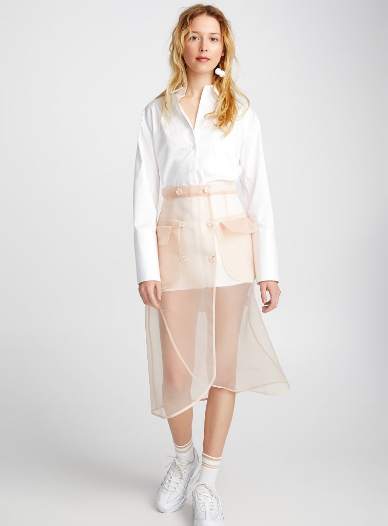 blouse blanche longue et jupe transparente