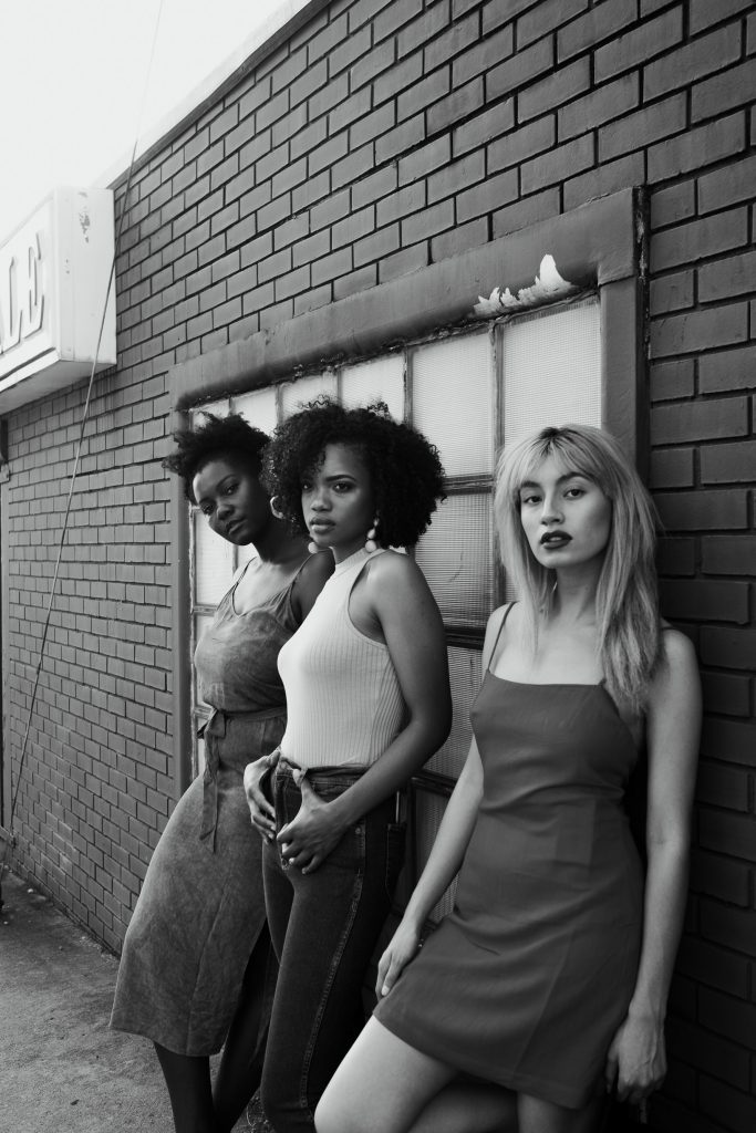 trois femme, noir et blanc