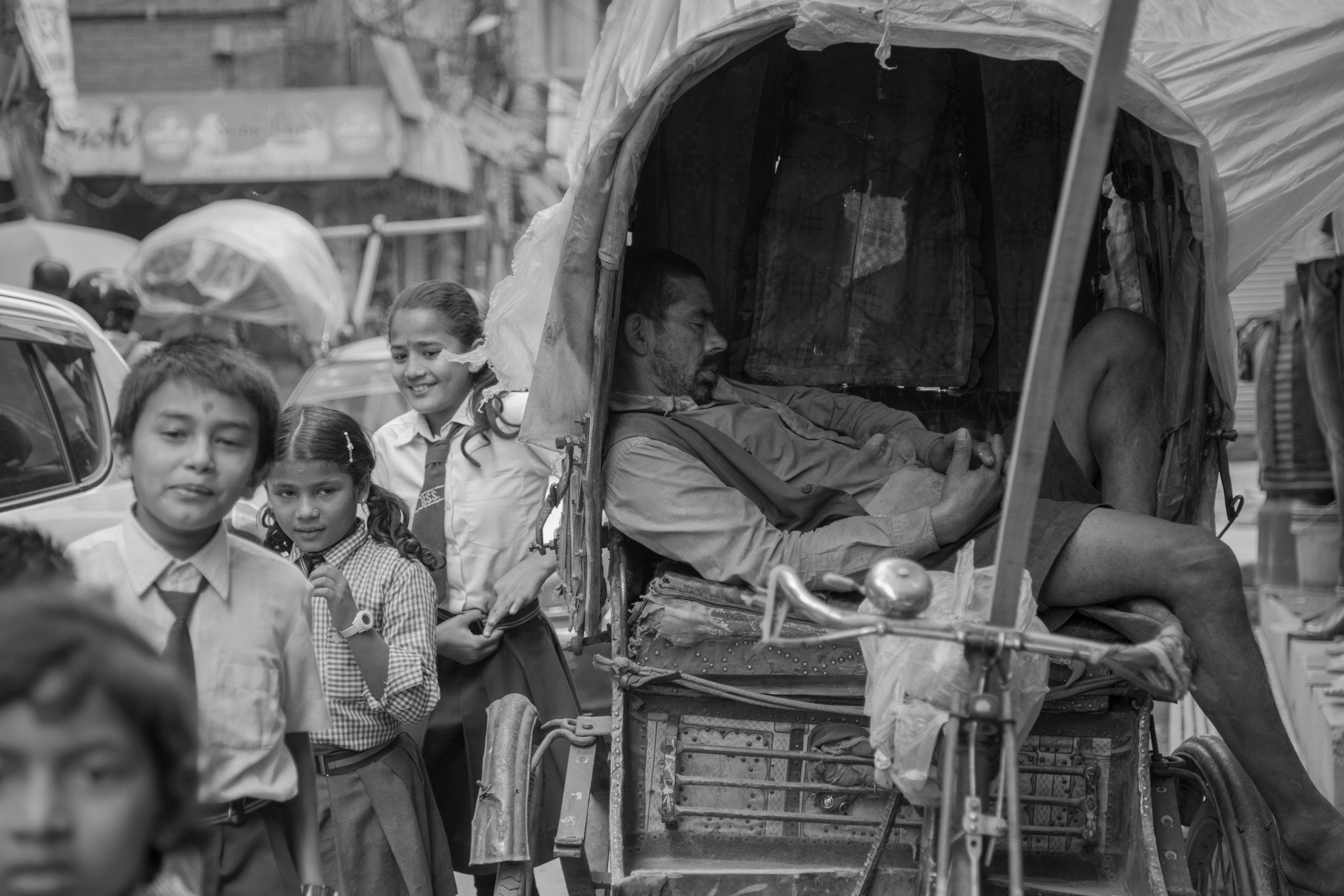 Nepal enfants rue homme qui dort
