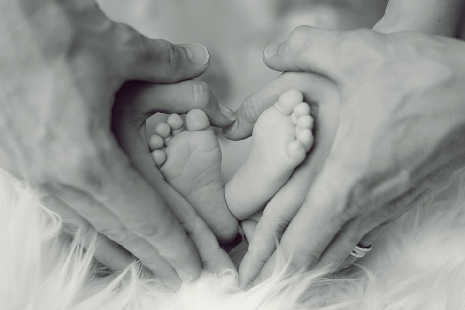 pieds bébé enfants parents mains coeur