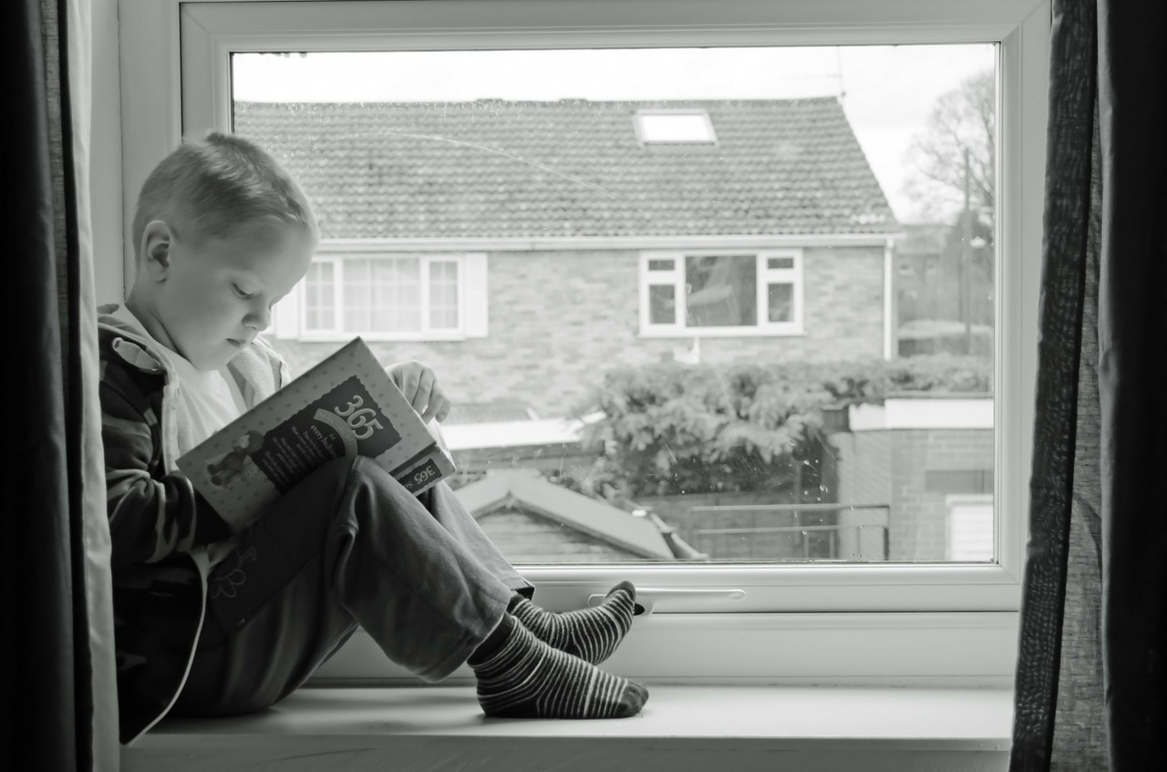 enfant lecture noir et blanc
