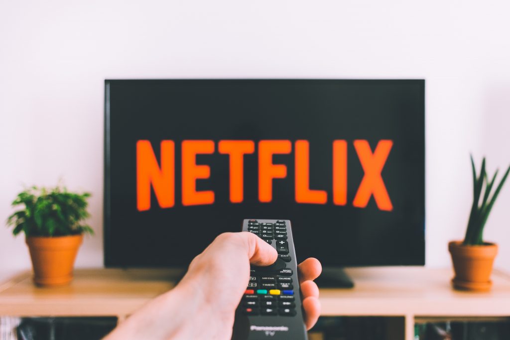 Netflix, télévision, main avec Zappette