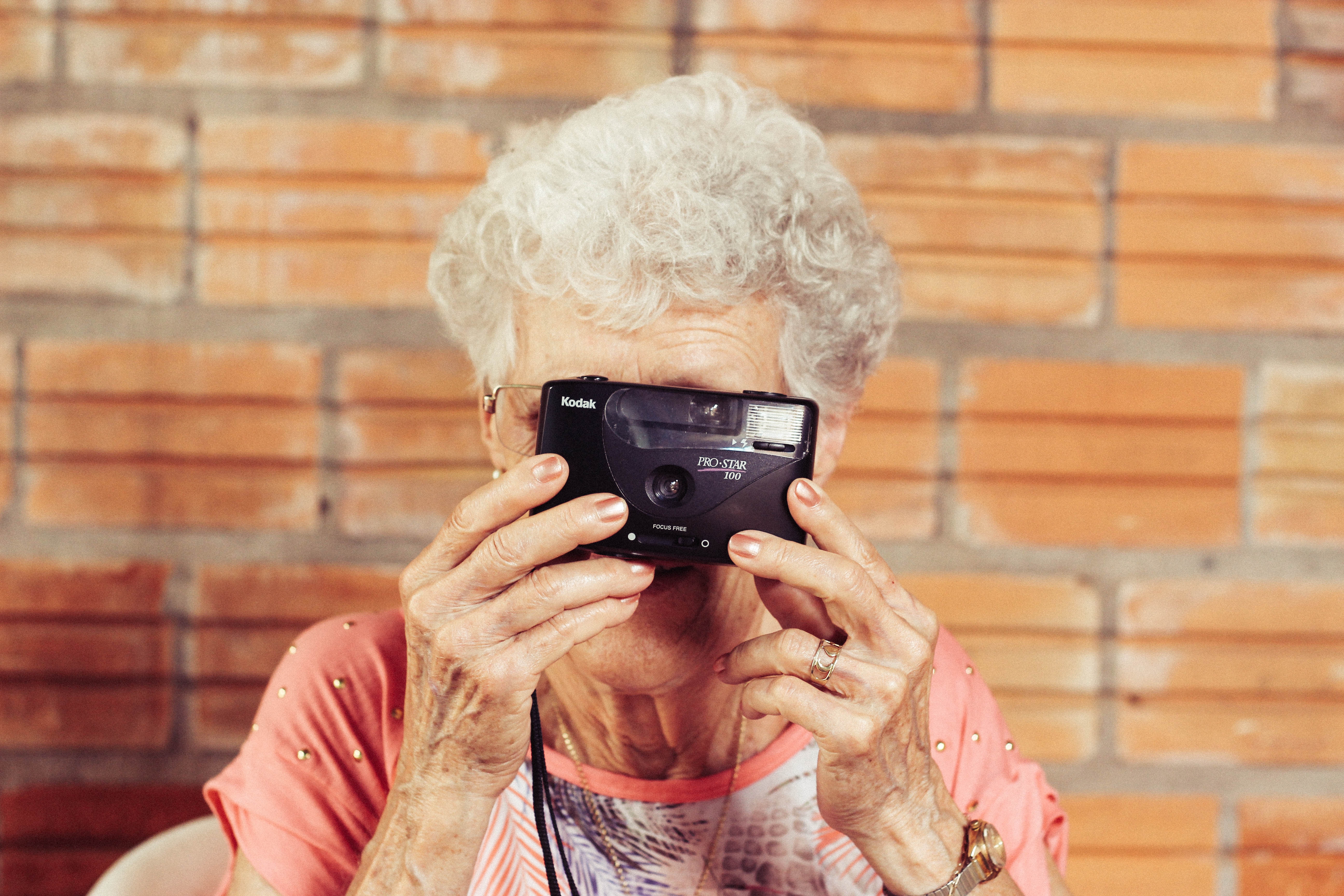 femme âgée caméra
