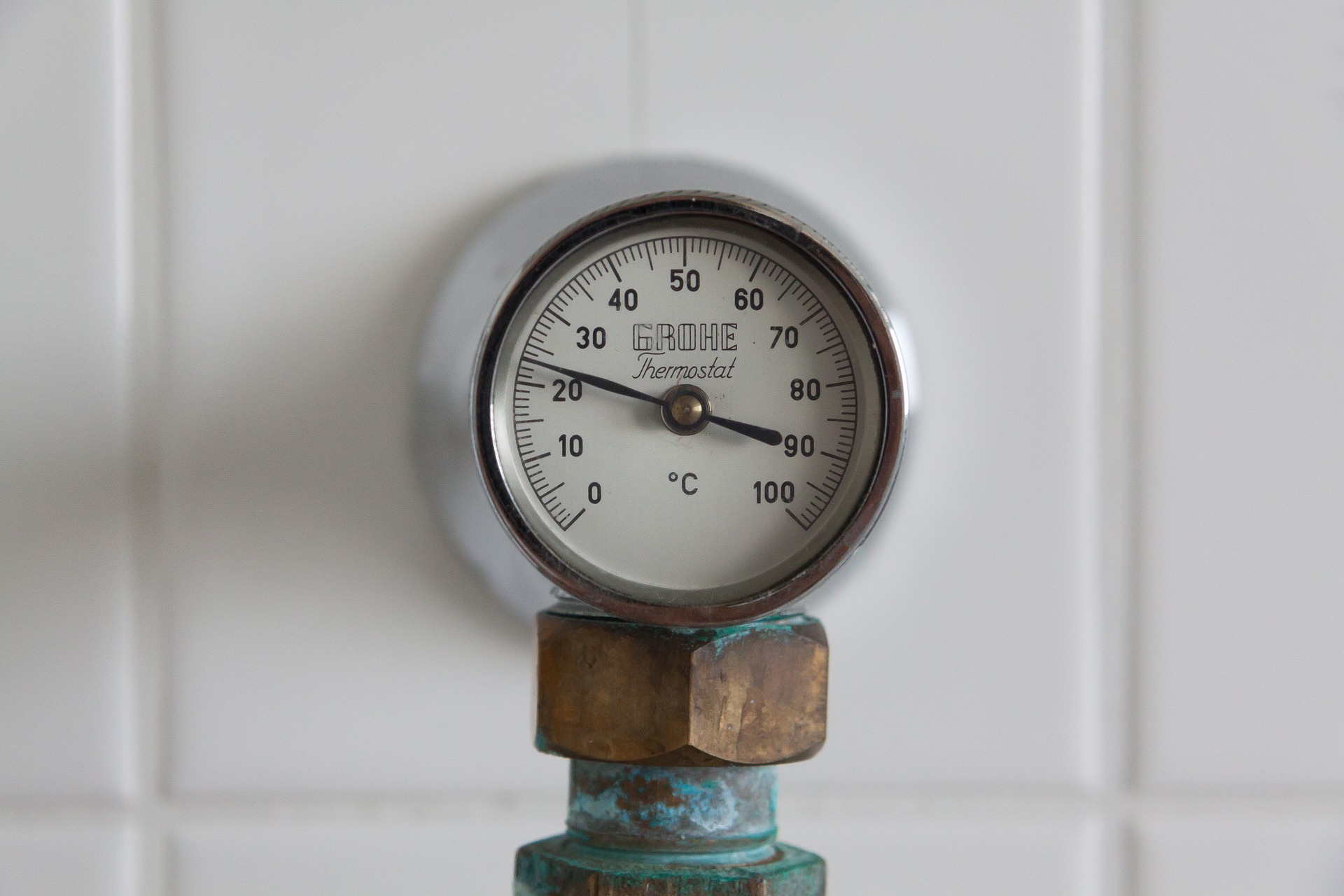 thermostat température mur blanc