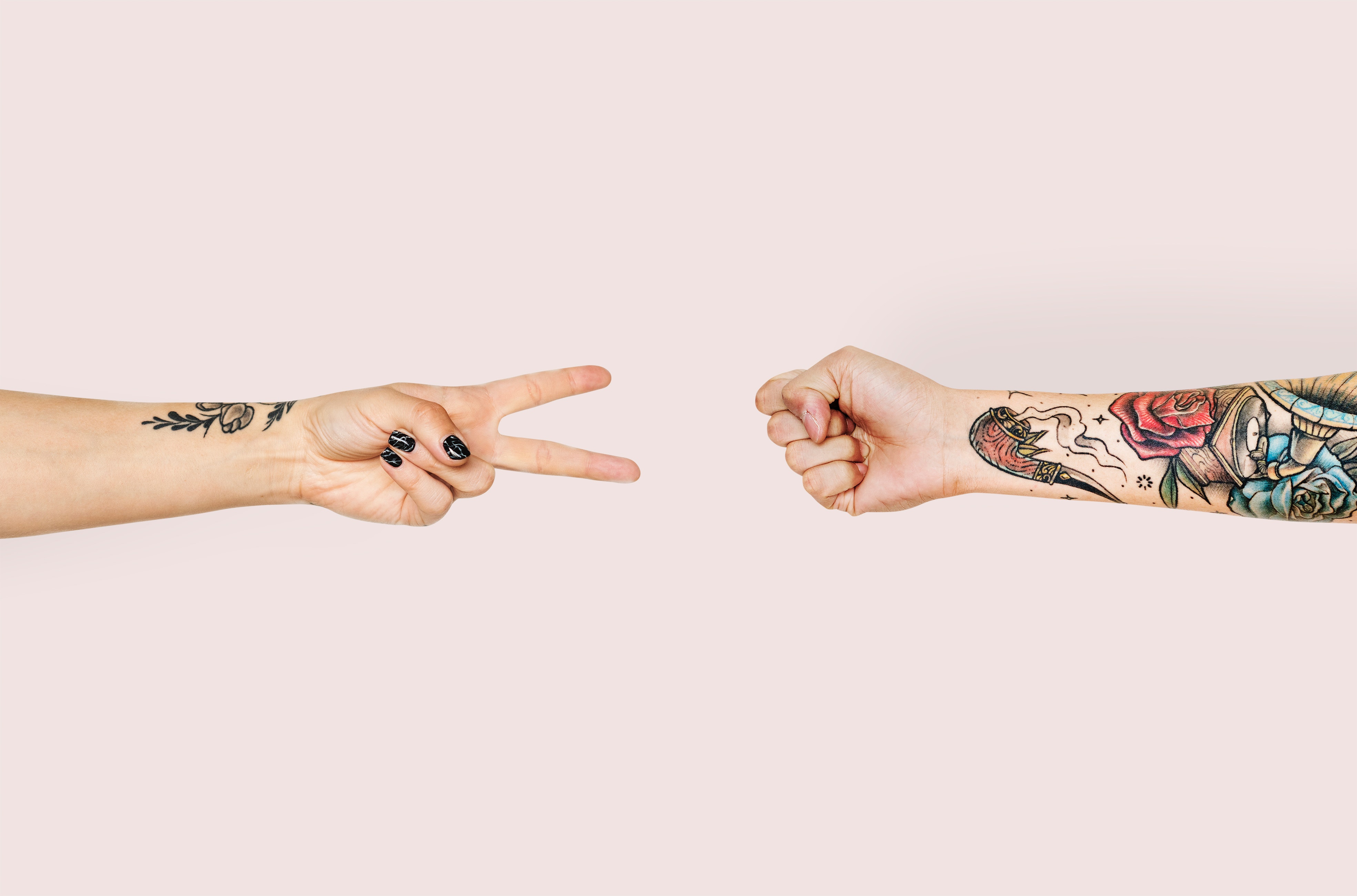 Duel de roche papier ciseau tatouages avec fond rose