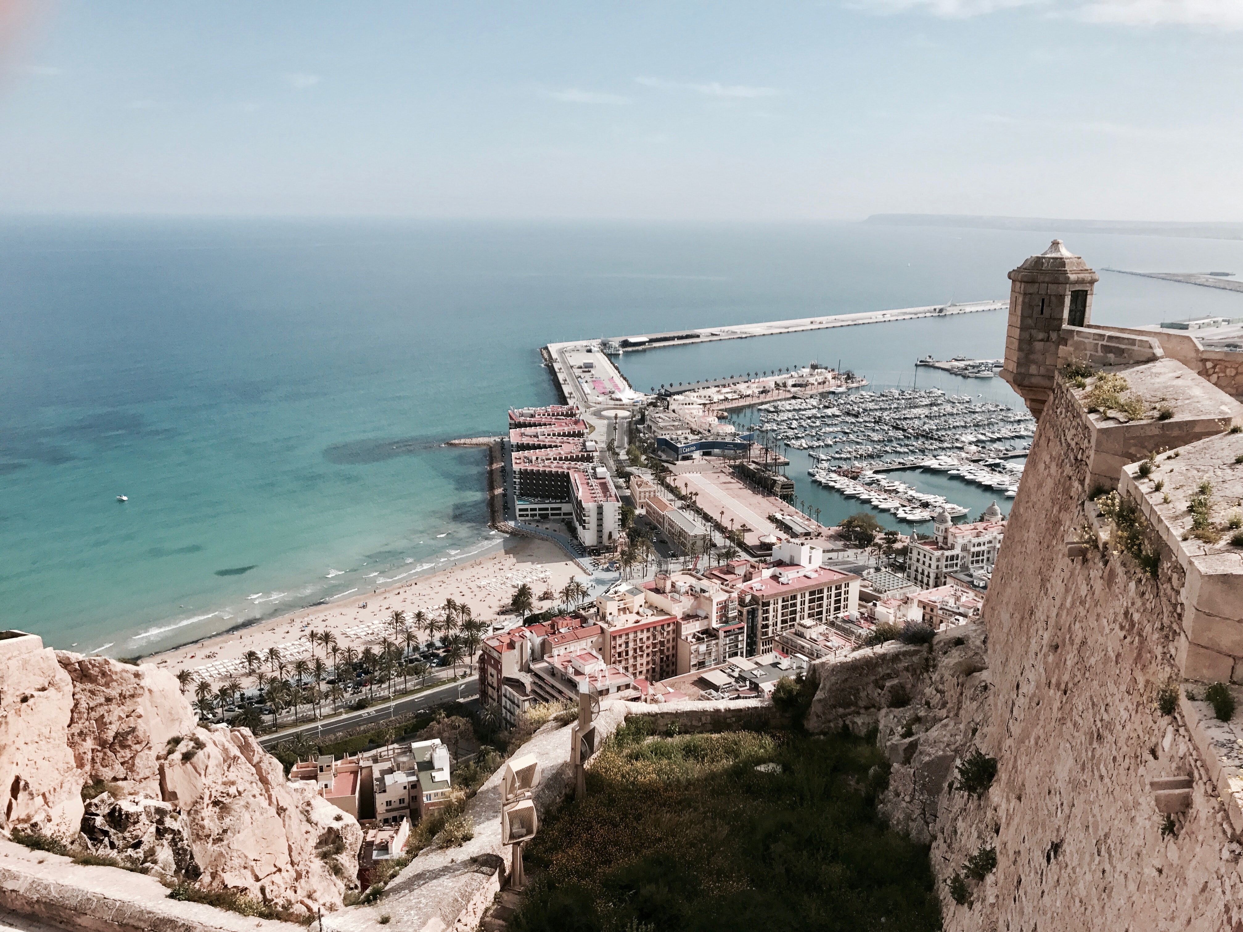 Vue du haut du château de Santa Barbara à Alicante et plage
