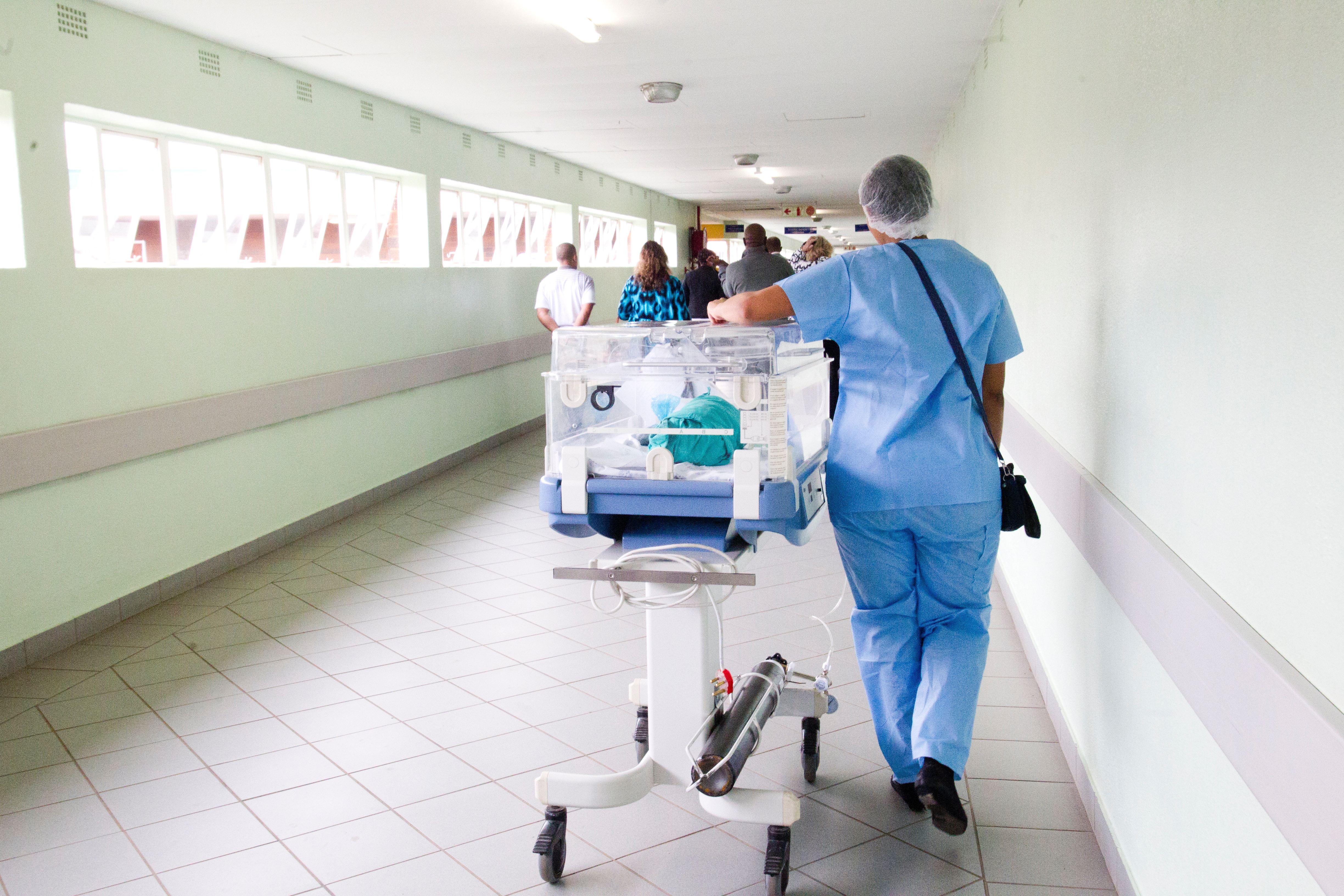 infirmière dans un couloir d'hôpital avec un incubateur