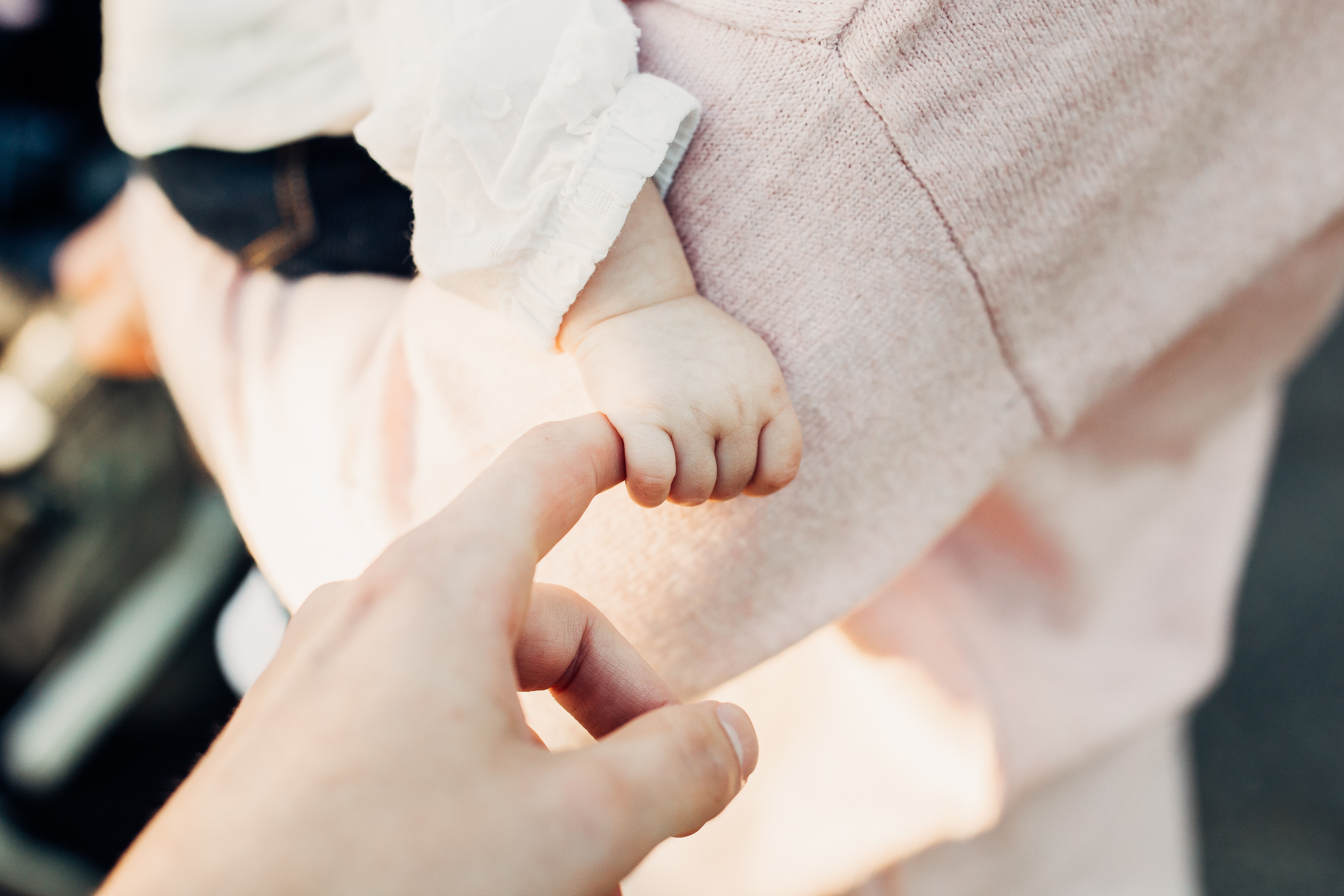 parents enfant tenir la main bébé