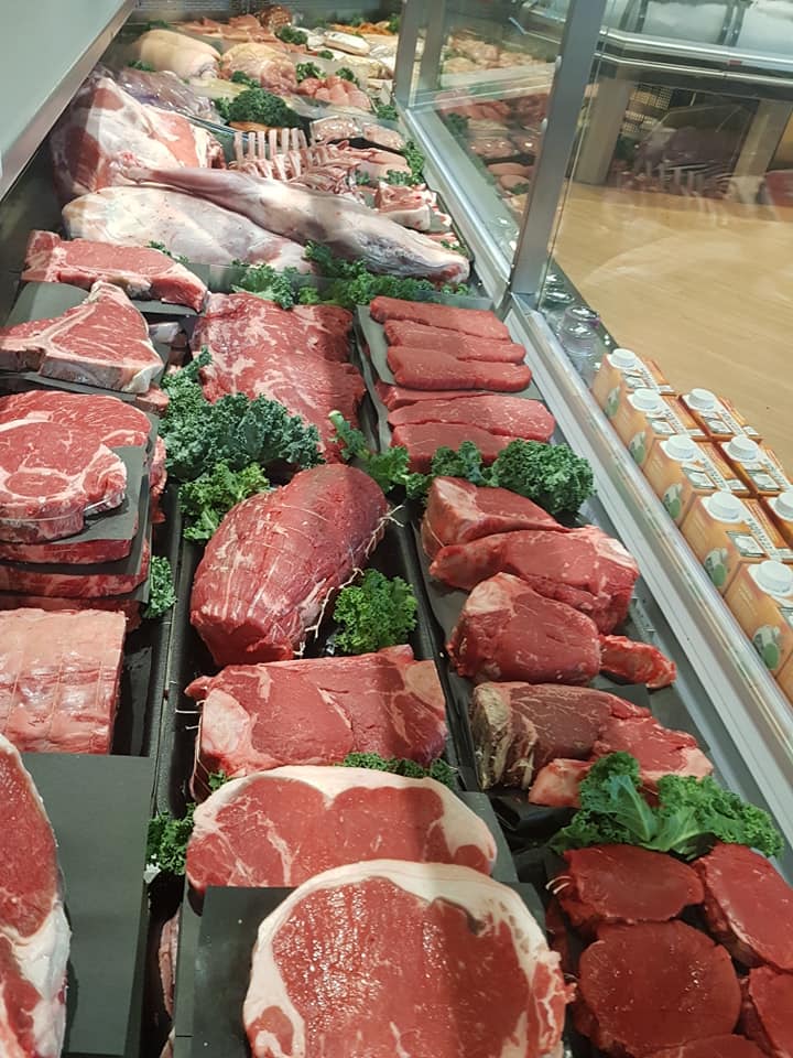 Pièces de viande dans un comptoir de boucherie