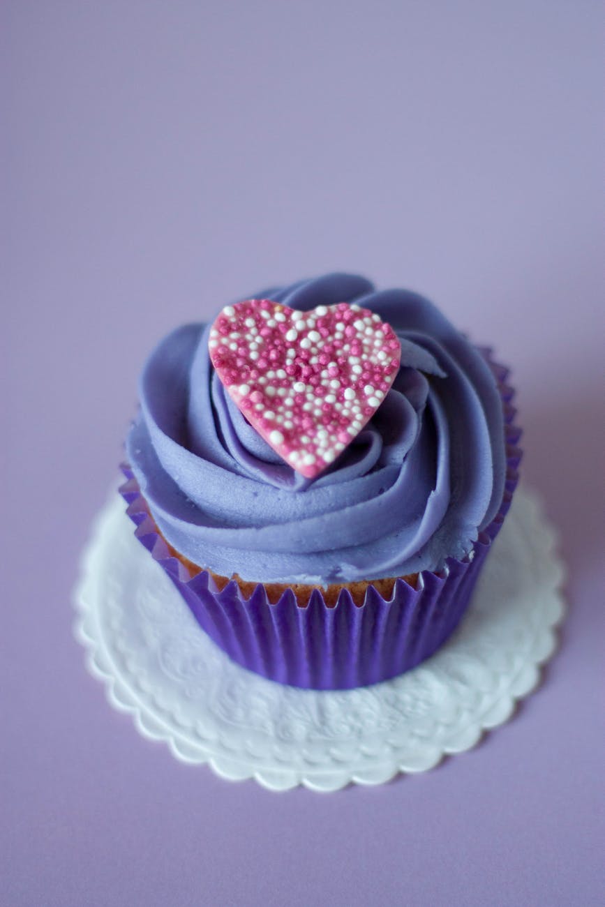 Cupcake mauve avec un coeur rose