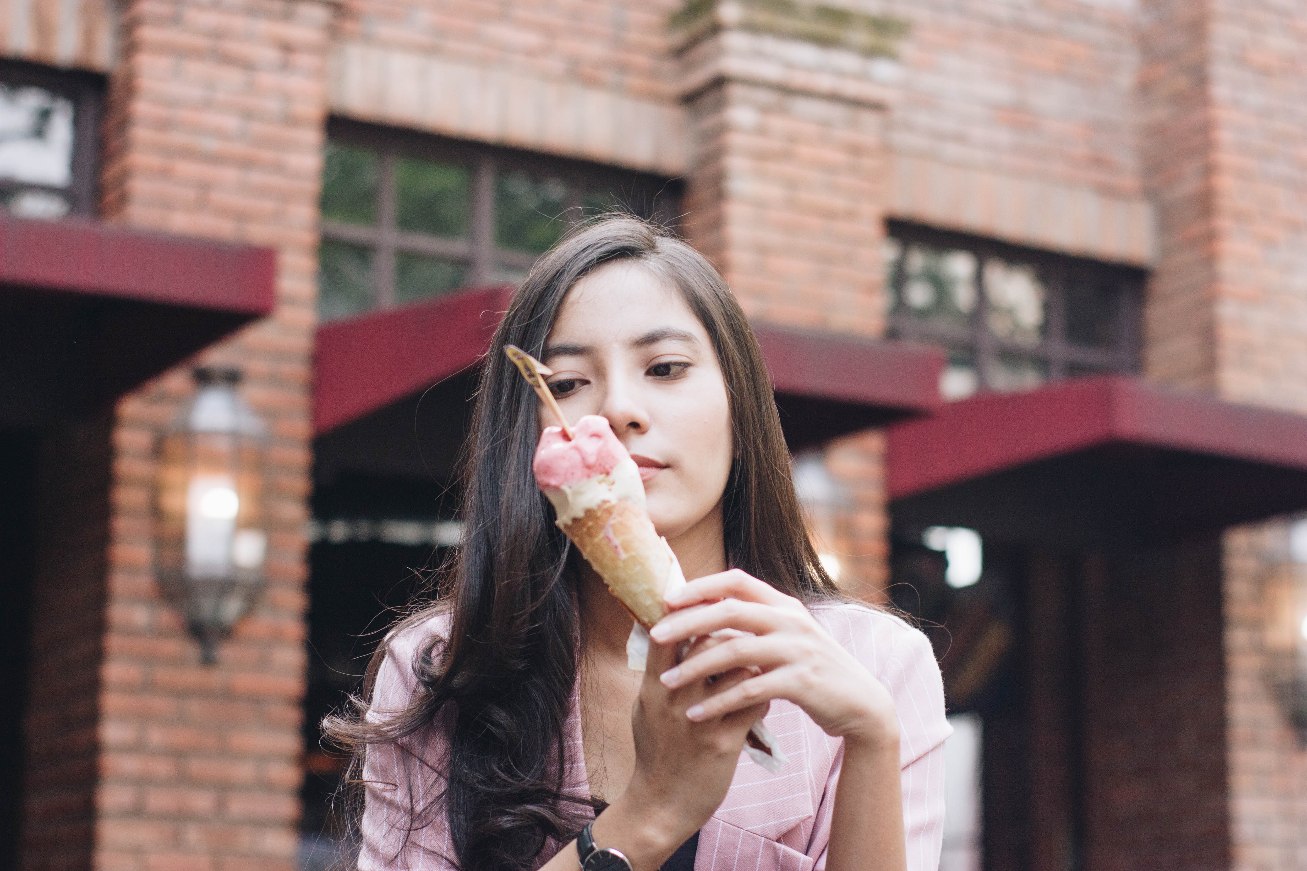 Femme qui regarde son cornet de crème glacée