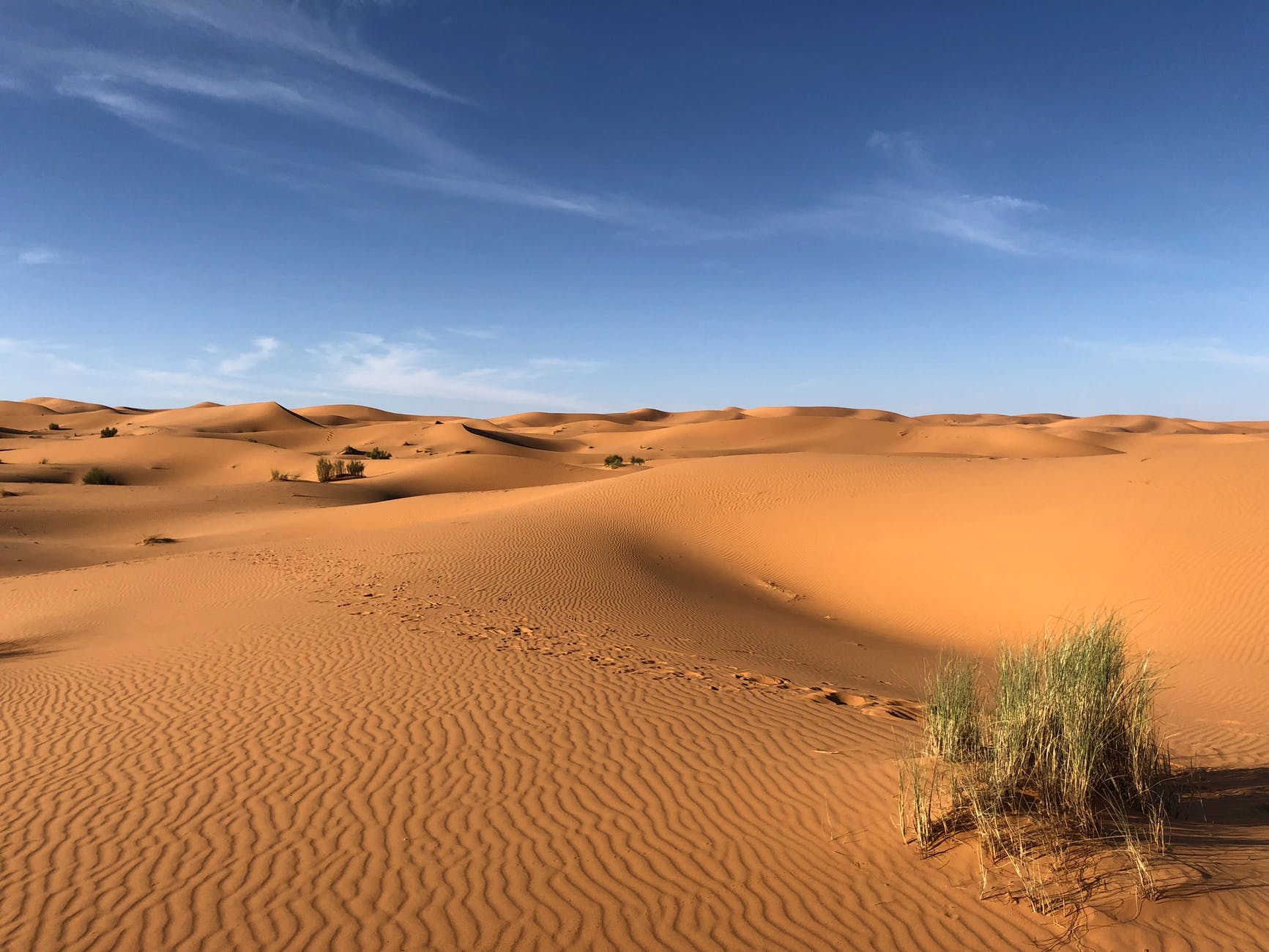 désert du Sahara avec ciel bleu