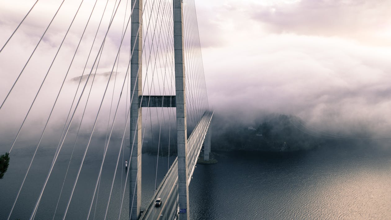 pont avec brouillard et nuages