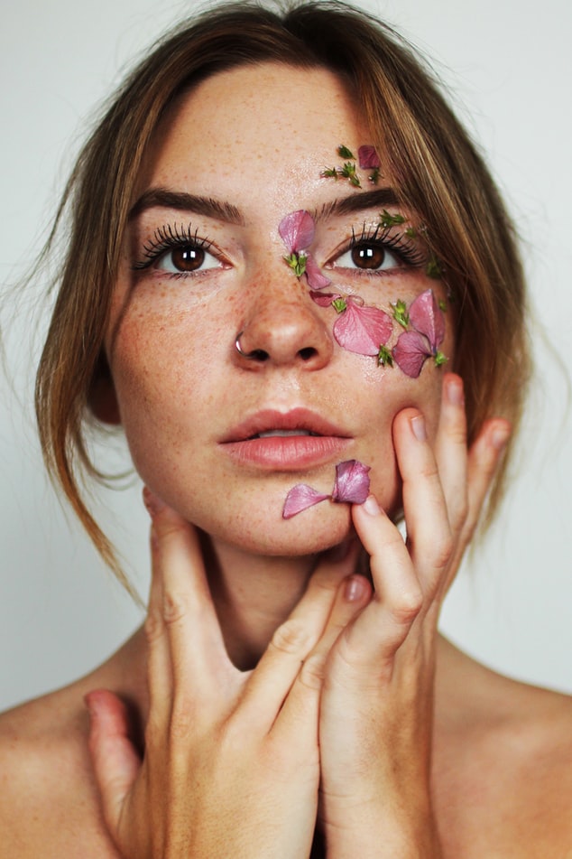 fleurs sur le visage 