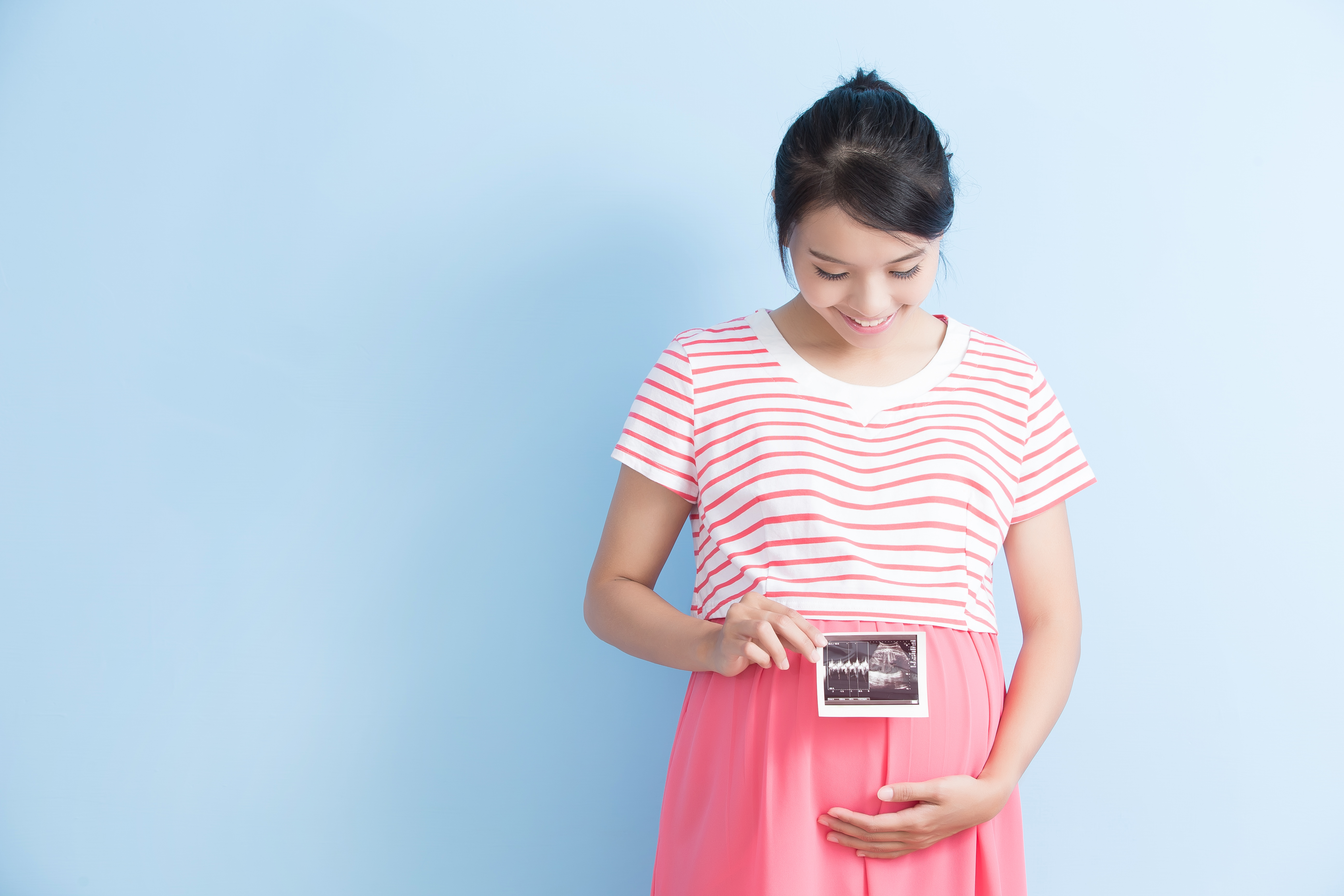 femme enceinte photo échographie fond bleu