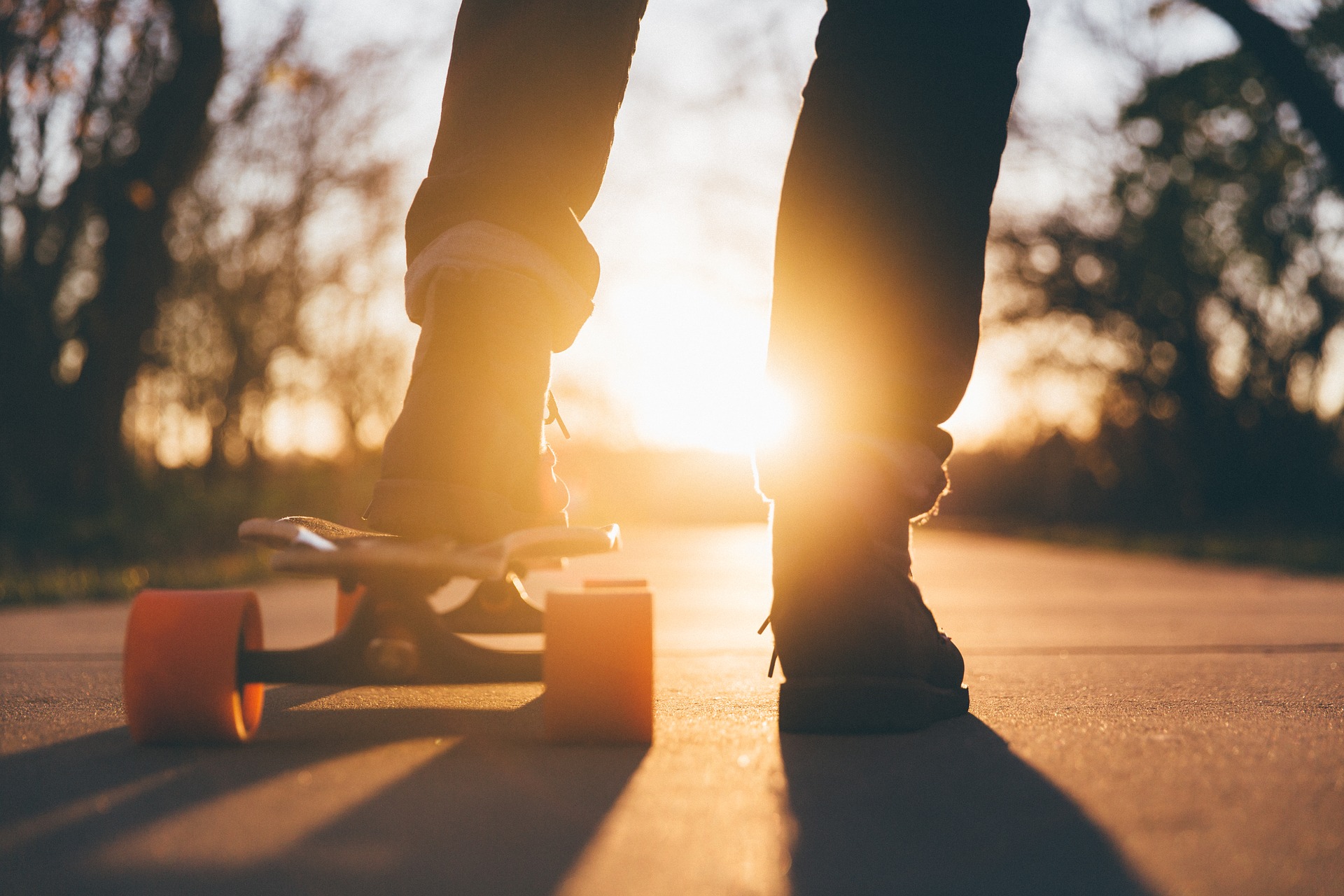 skateboard plache a roulettes pieds coucher de soleil