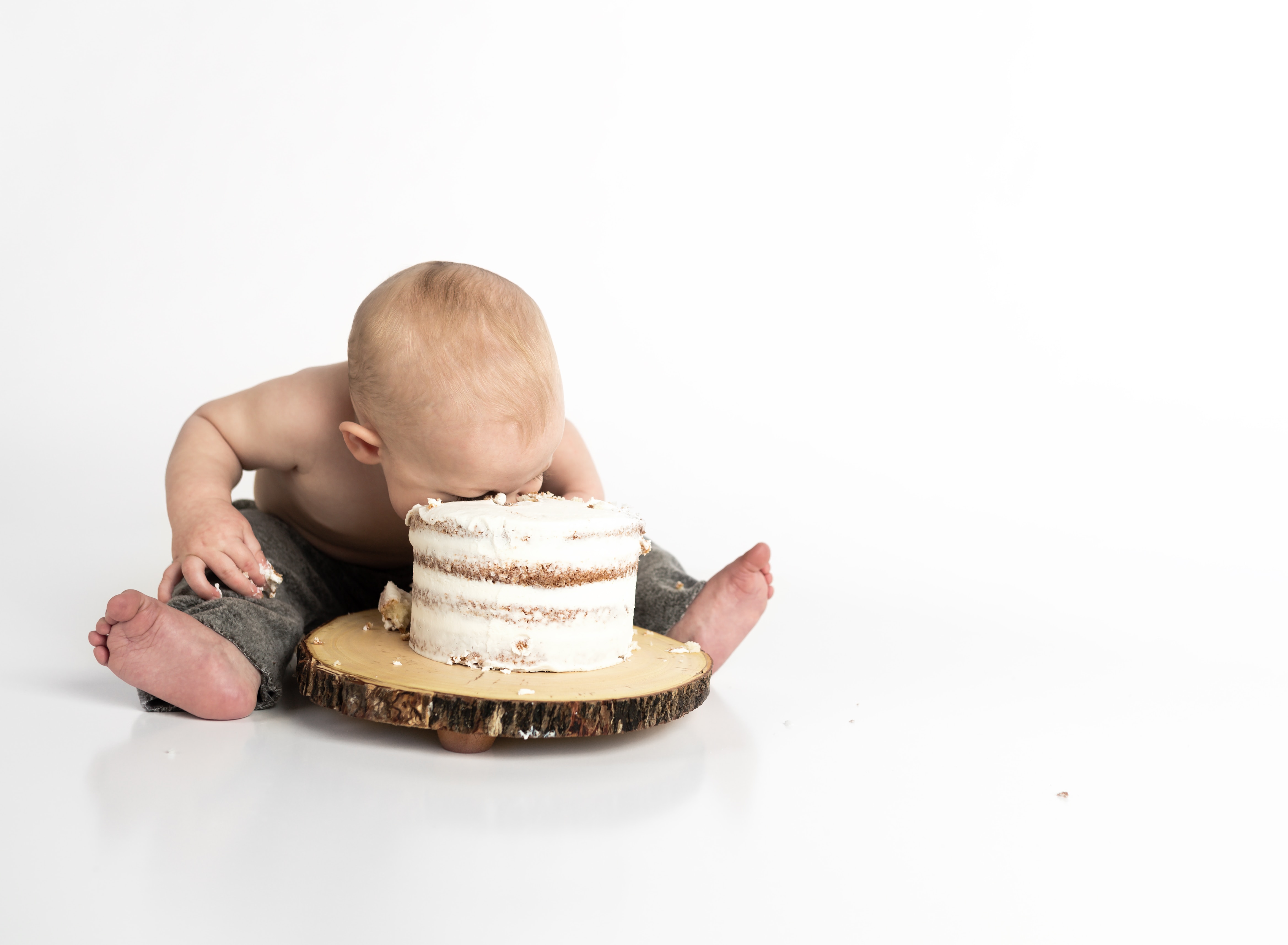 bébé gâteau manger