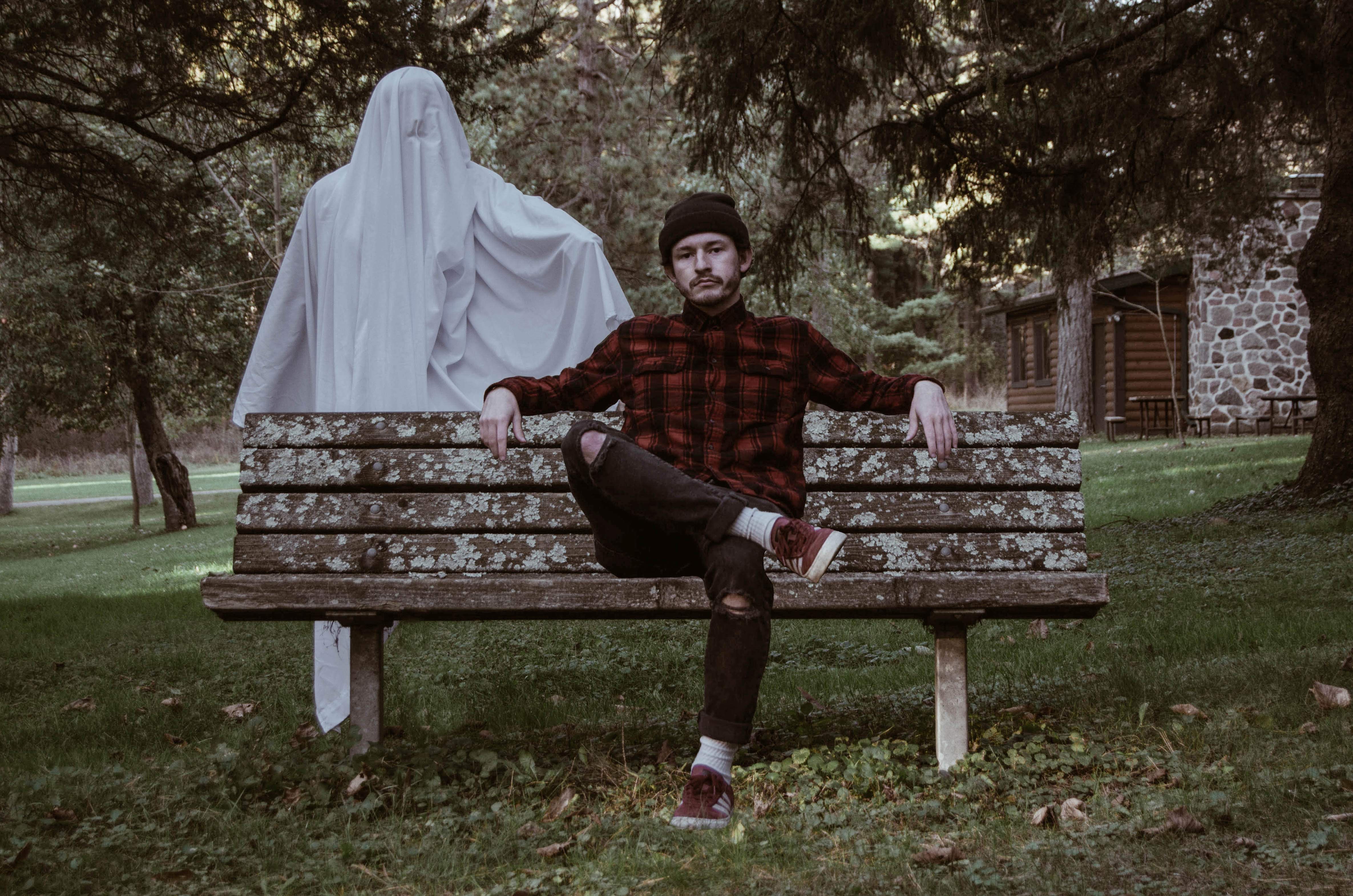 homme assis banc fantôme