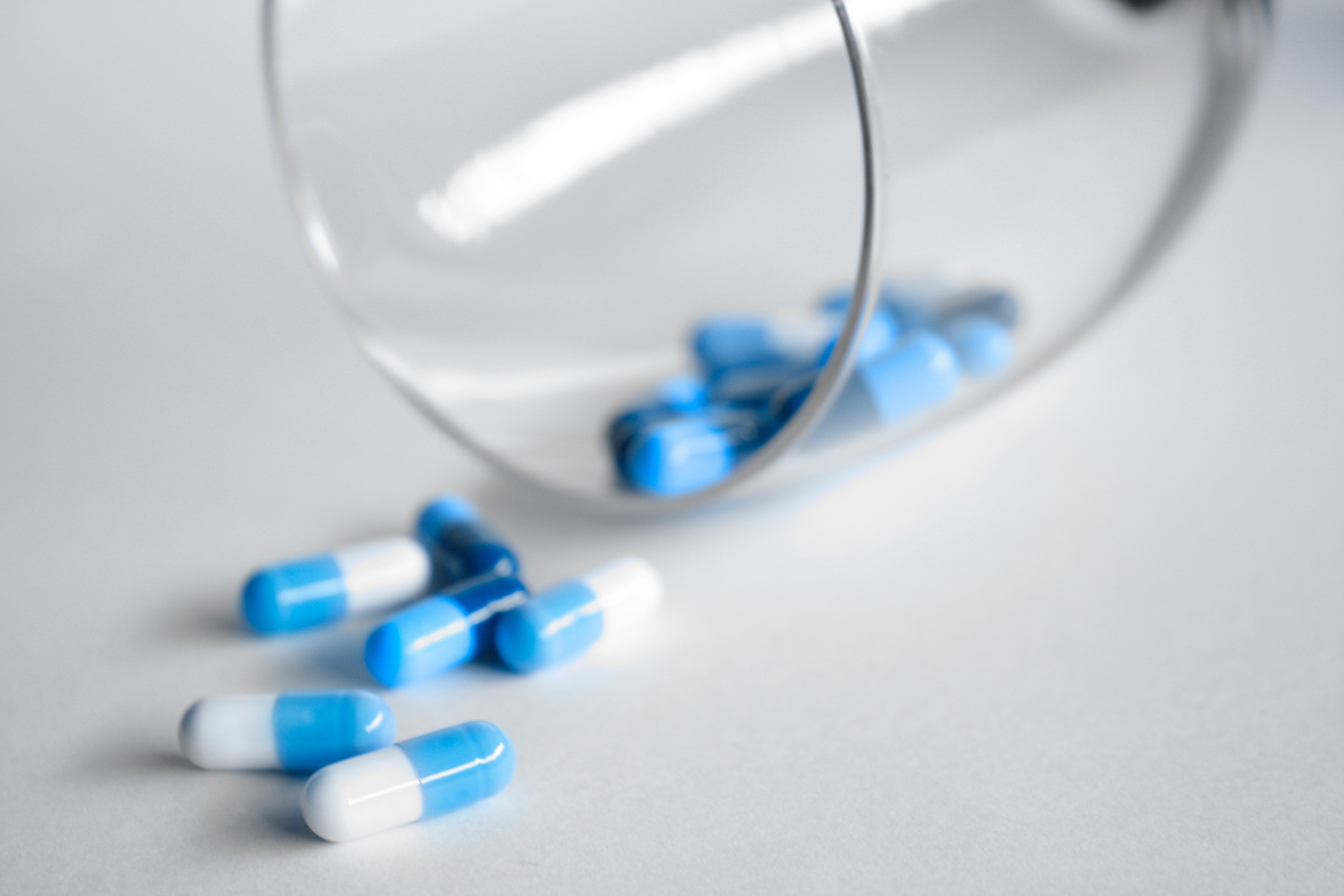 pilules bleues verre transparent médication