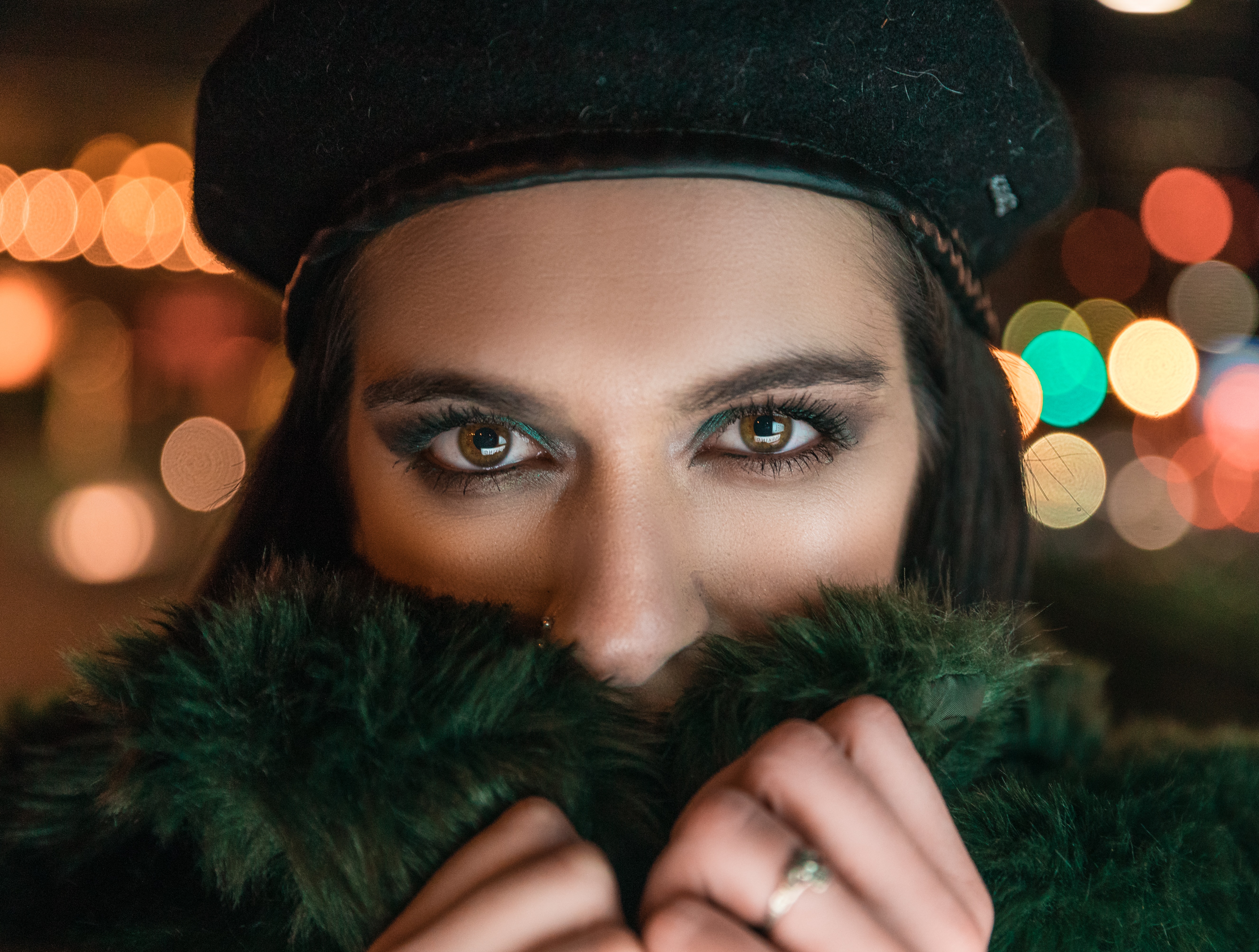 femme avec des yeux brun