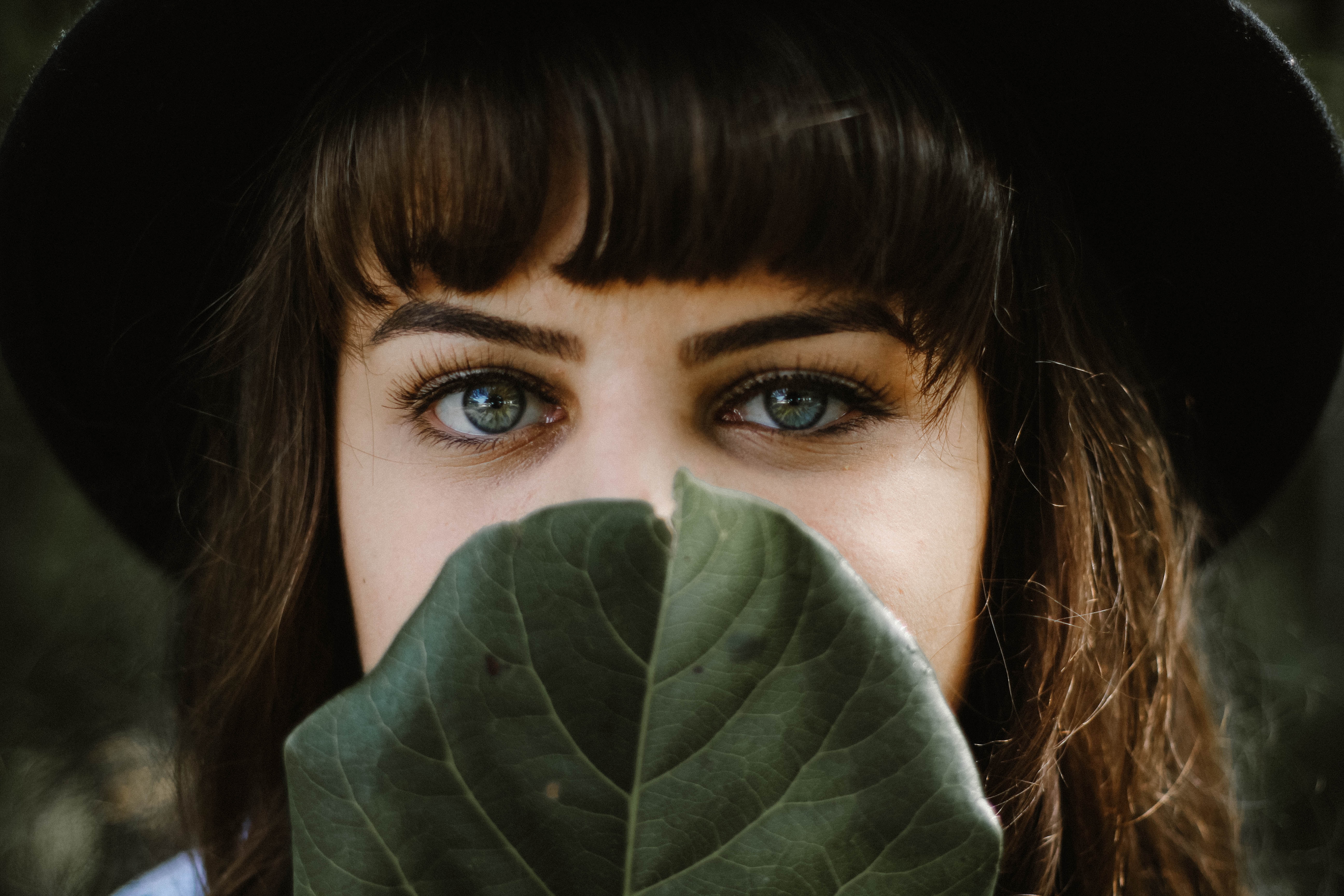 Une femme avec des yeux vert