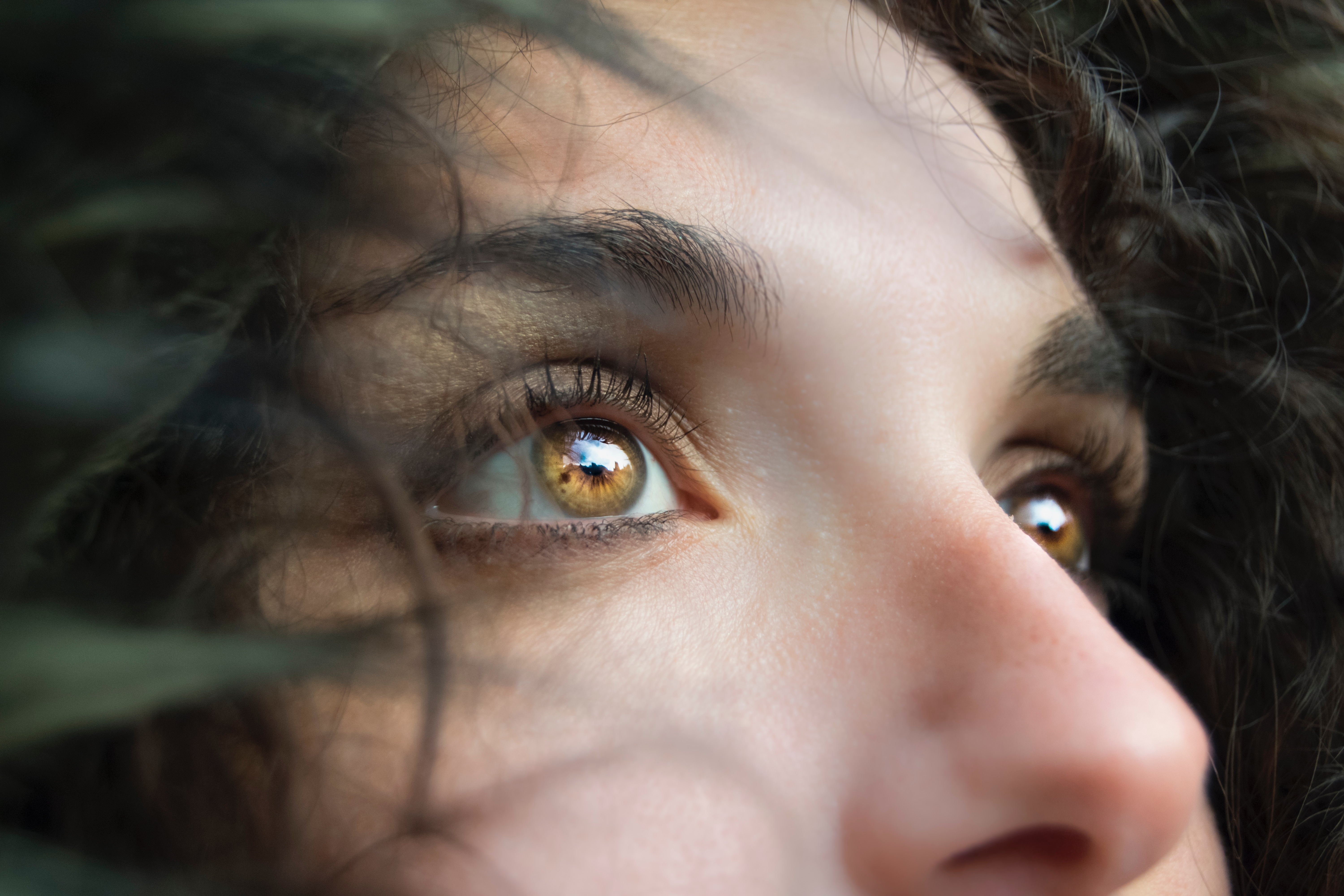 femme avec des yeux noisette