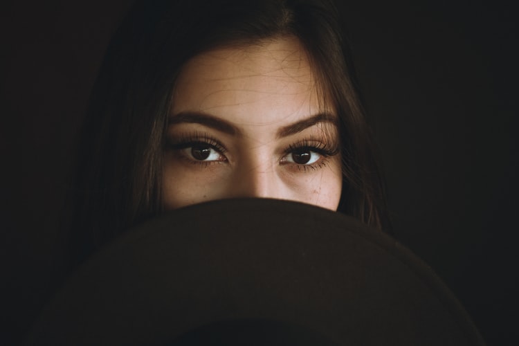 femme avec des yeux brun noir