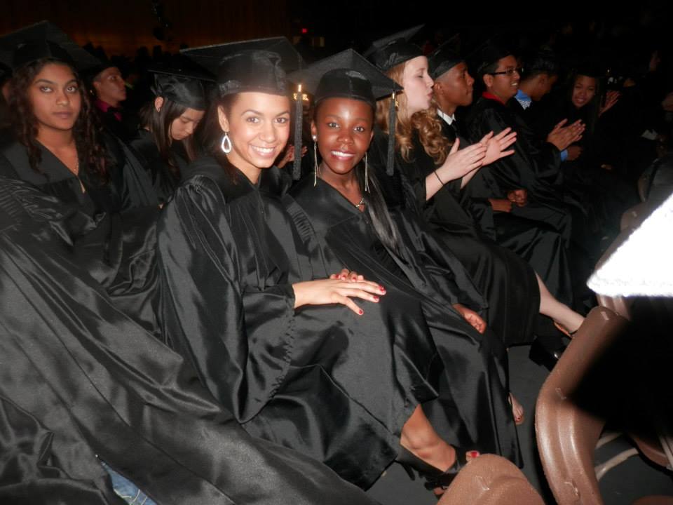 Deux filles qui graduent 