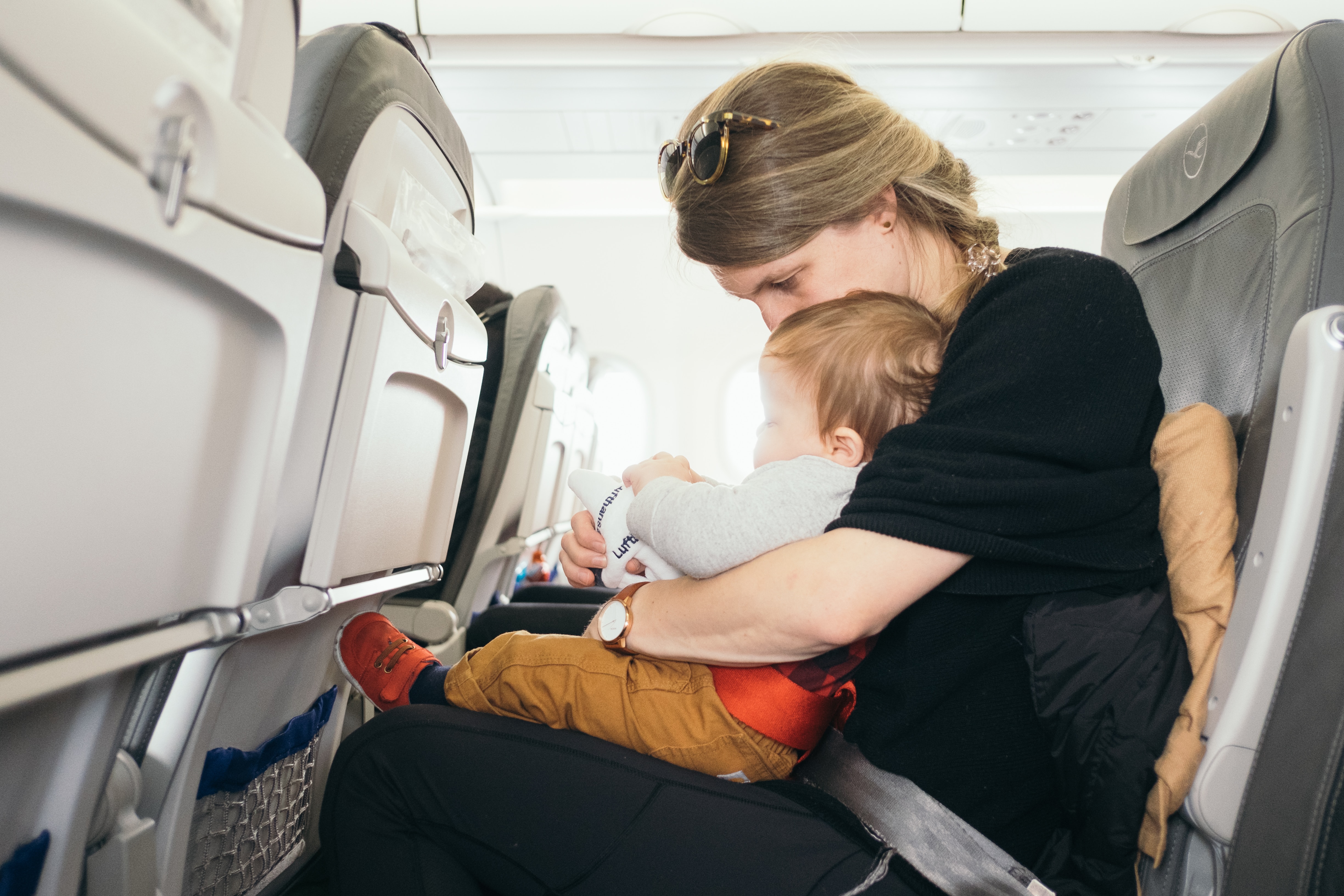 bébé avion voyage maman enfant
