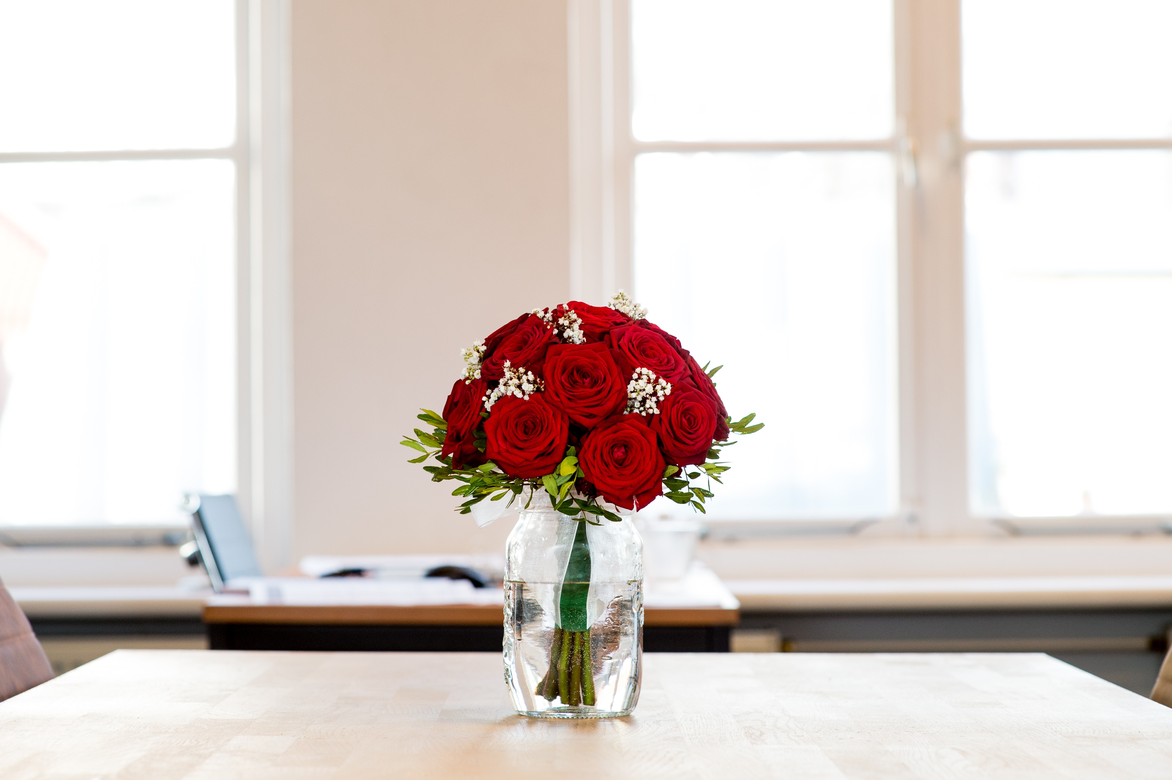 bouquet de roses table vide date