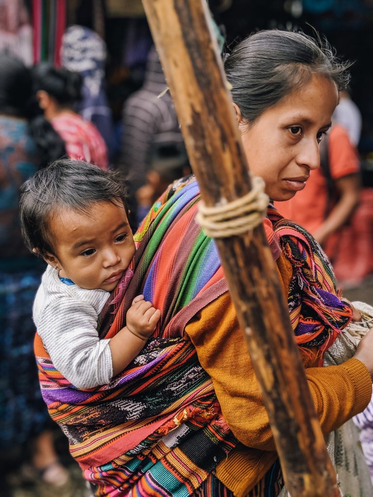 camille dg voyage guatemala chichicastenango marché femme enfant