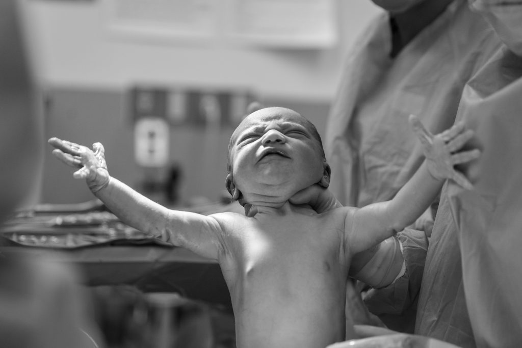 bébé accouchement noir et blanc