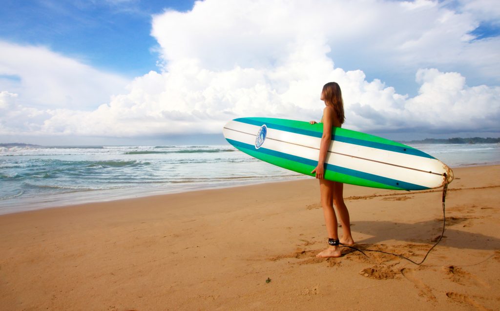 surf femme voyage plage v