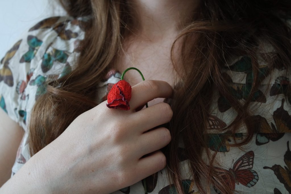 femme rose fleur fanée