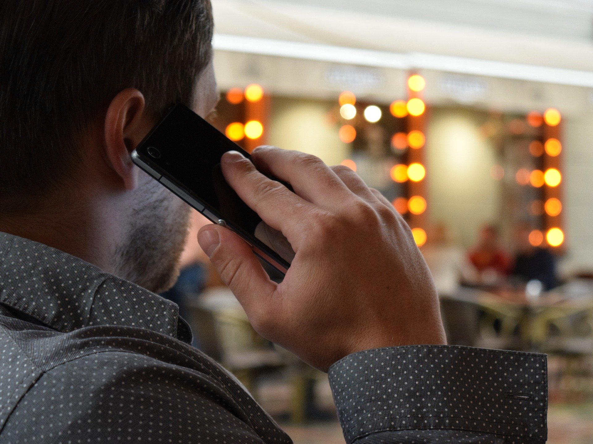 monsieur qui parle au téléphone