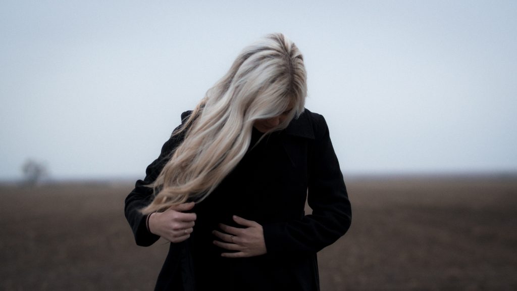 femme blonde triste vivre émotions
