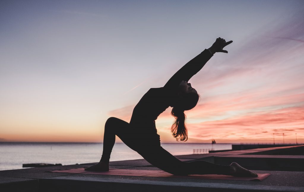 yoga femme coucher de soleil
