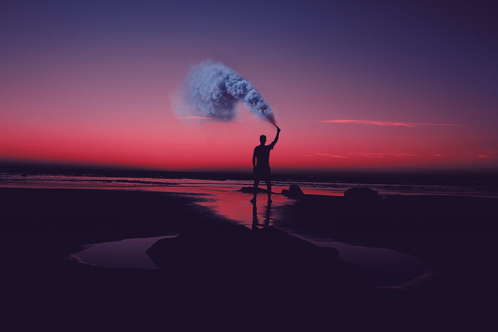 silhouette bord de mer avec nuage de fumée