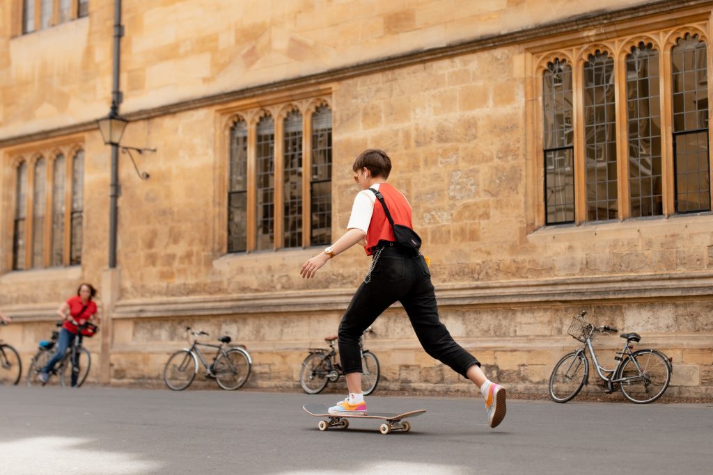 jeune fille qui fait du skateboard dans la rue