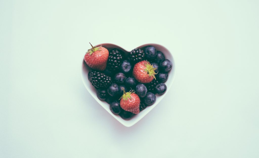 coeur fruits bleuets fraises santé